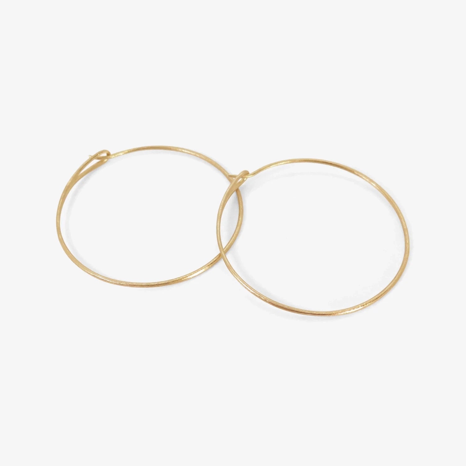 NICOLE LANDAW 14K YELLOW GOLD NEEDLE LOOP HOOPS