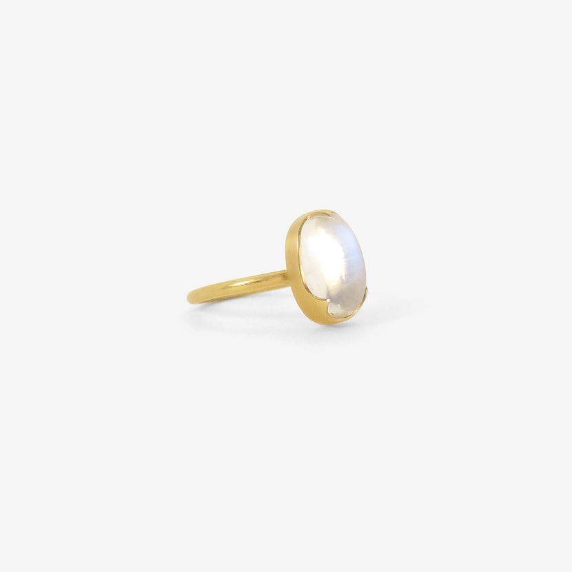 GABRIELLA KISS 18K & OVAL FINE MOONSTONE RING, 3.9CT