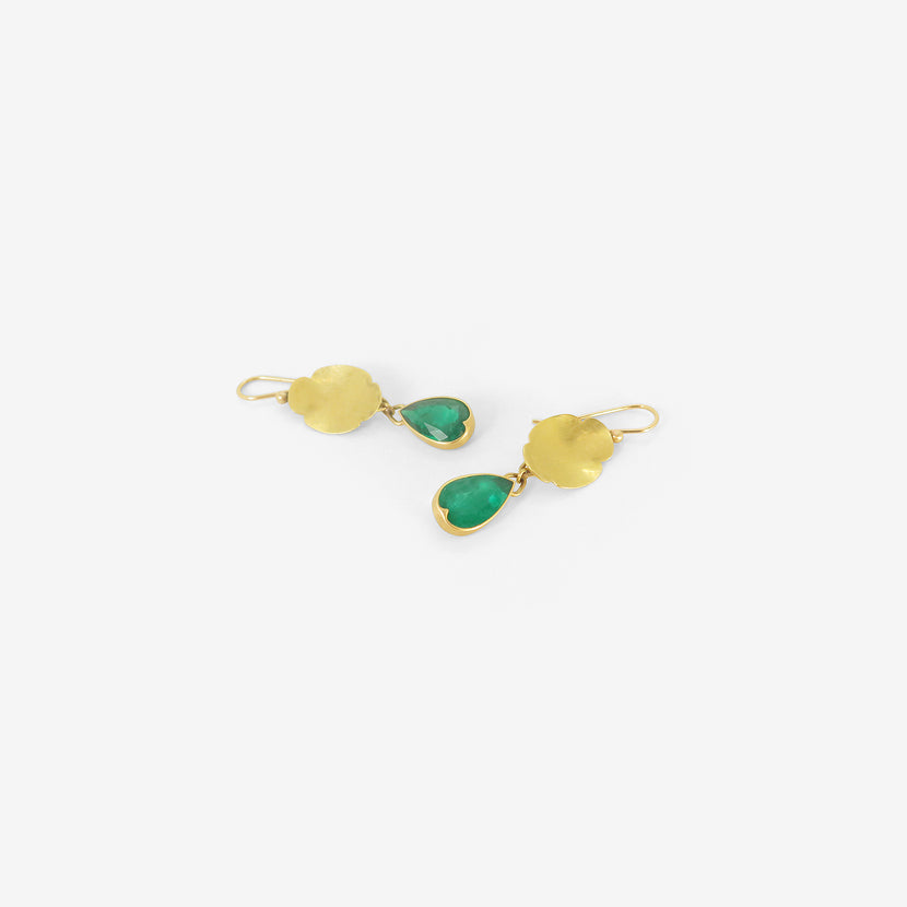 GABRIELLA KISS 18K SMALL OVAL SCALLOP EARRINGS WITH COLOMBIAN EMERALD DROPS, 4CT