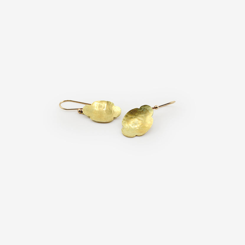 GABRIELLA KISS 18K SMALL OVAL HAMMERED SCALLOP EARRINGS