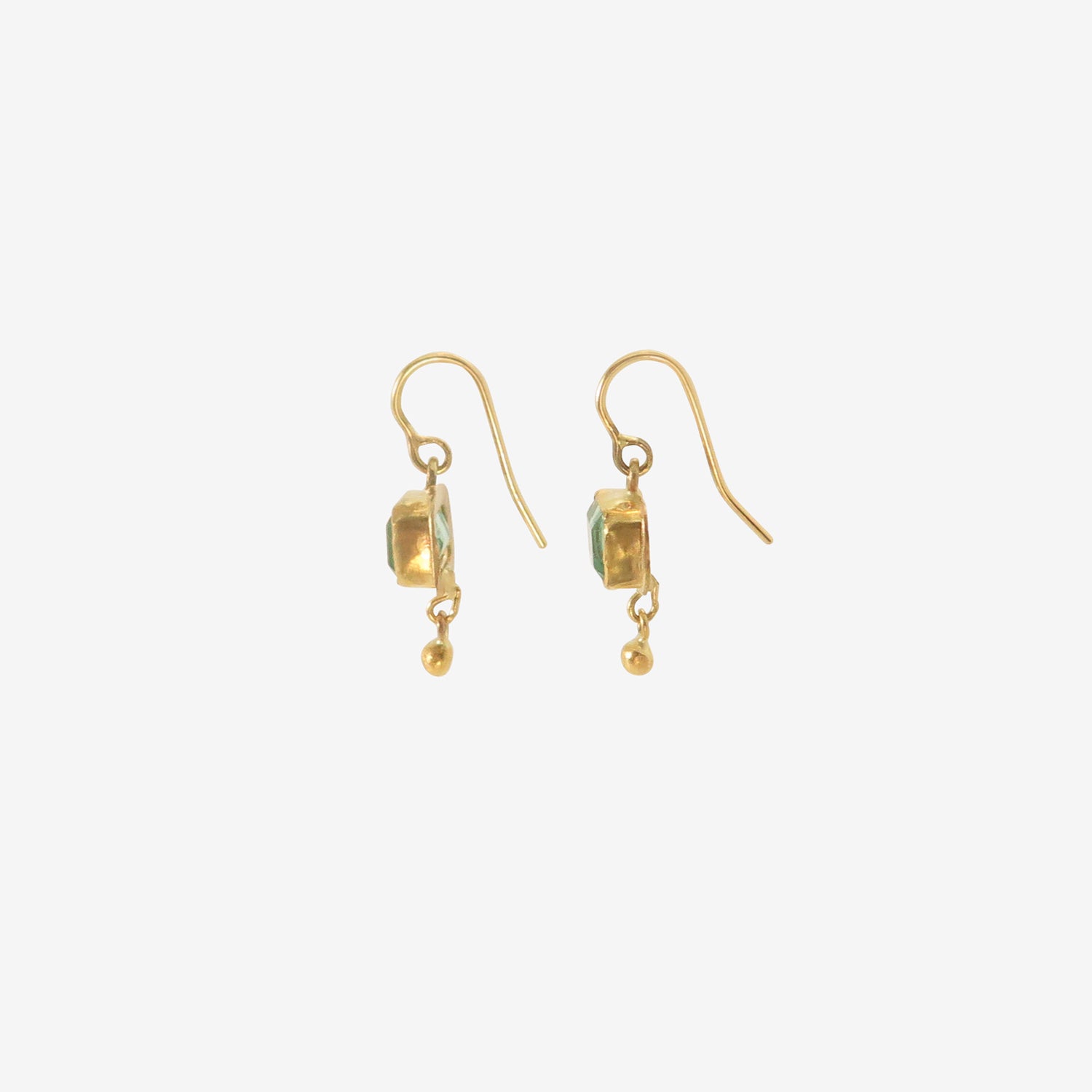 JUDY GEIB 18K & RECTANGULAR COLOMBIAN EMERALD SINGLE DROP EARRINGS WITH 22K DROPS, 3.34CT