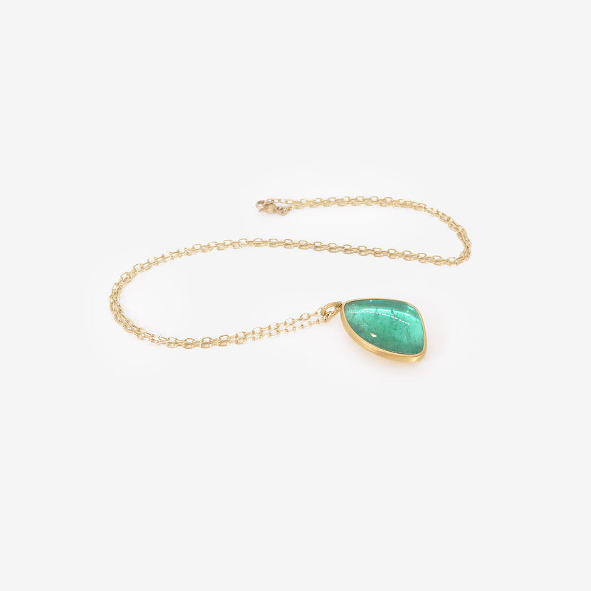 LOLA BROOKS 22K & COLOMBIAN EMERALD PEBBLE PENDANT, 7.24CT