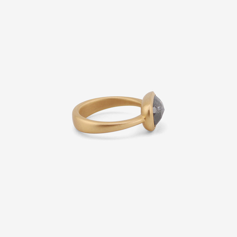 NICOLE LANDAW 18K & ROSE-CUT DARK GREY DIAMOND EAST/WEST RING, 3.99CT