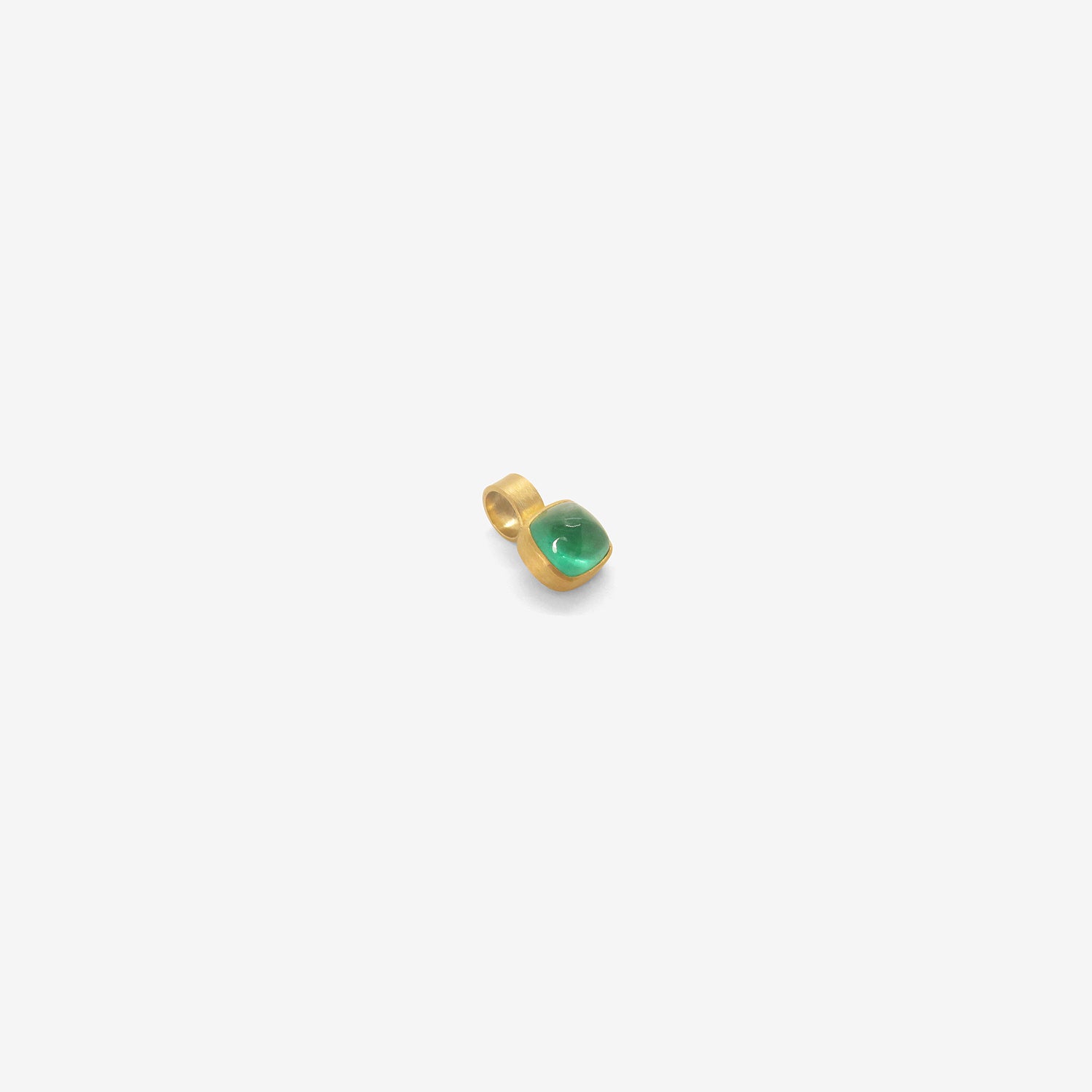 ROSANNE PUGLIESE 22K & SUGARLOAF CABOCHON EMERALD PENDANT, 2CT
