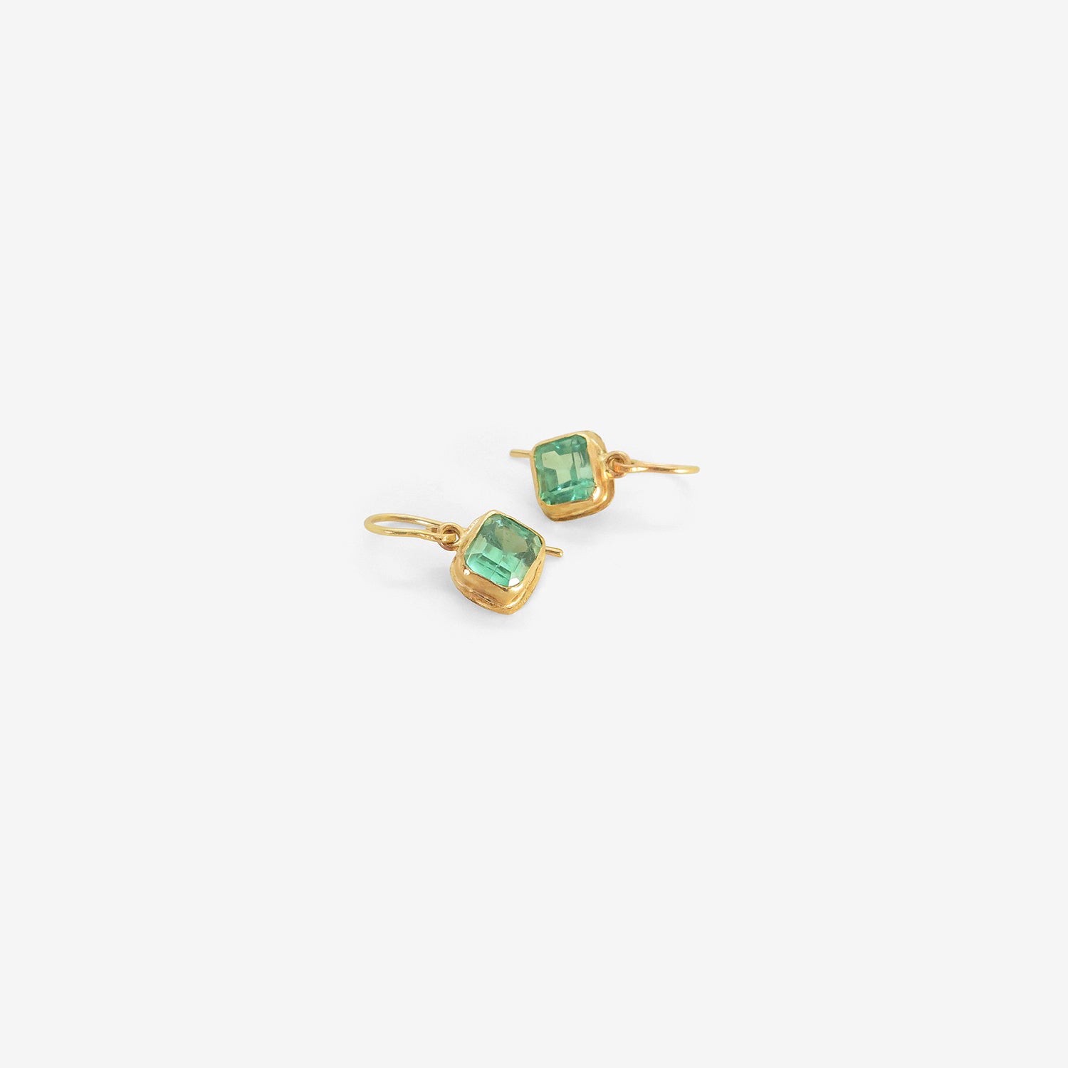 JUDY GEIB 18K & COLOMBIAN EMERALD SINGLE DROP EARRINGS, 2.75CT