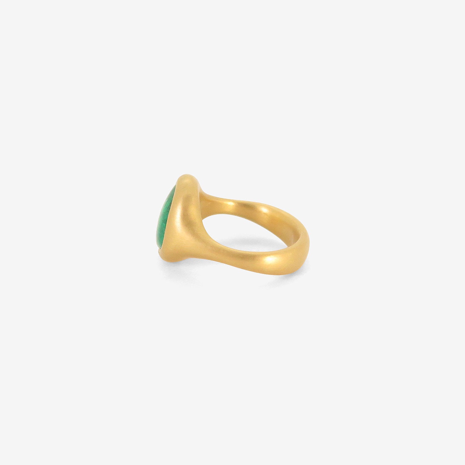 LOLA BROOKS 22K & COLOMBIAN EMERALD PEBBLE CAST RING, 3.35CT