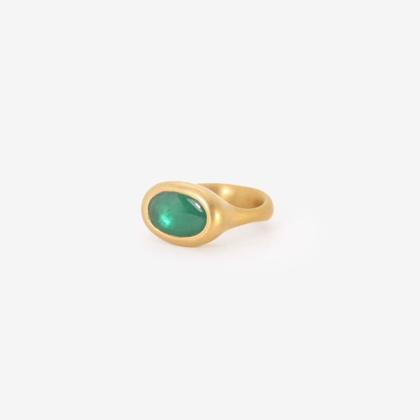 LOLA BROOKS 22K & OVAL BUFF-TOP COLOMBIAN EMERALD RING, 2.98CT