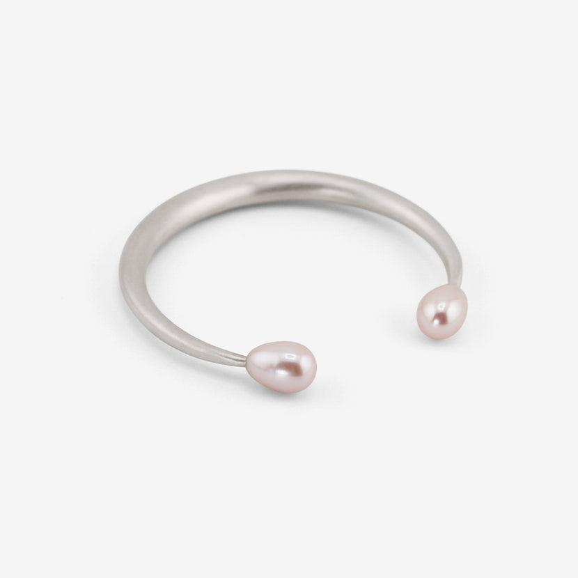 TED MUEHLING STERLING SILVER & PALE PINK PEARL OPEN BANGLE