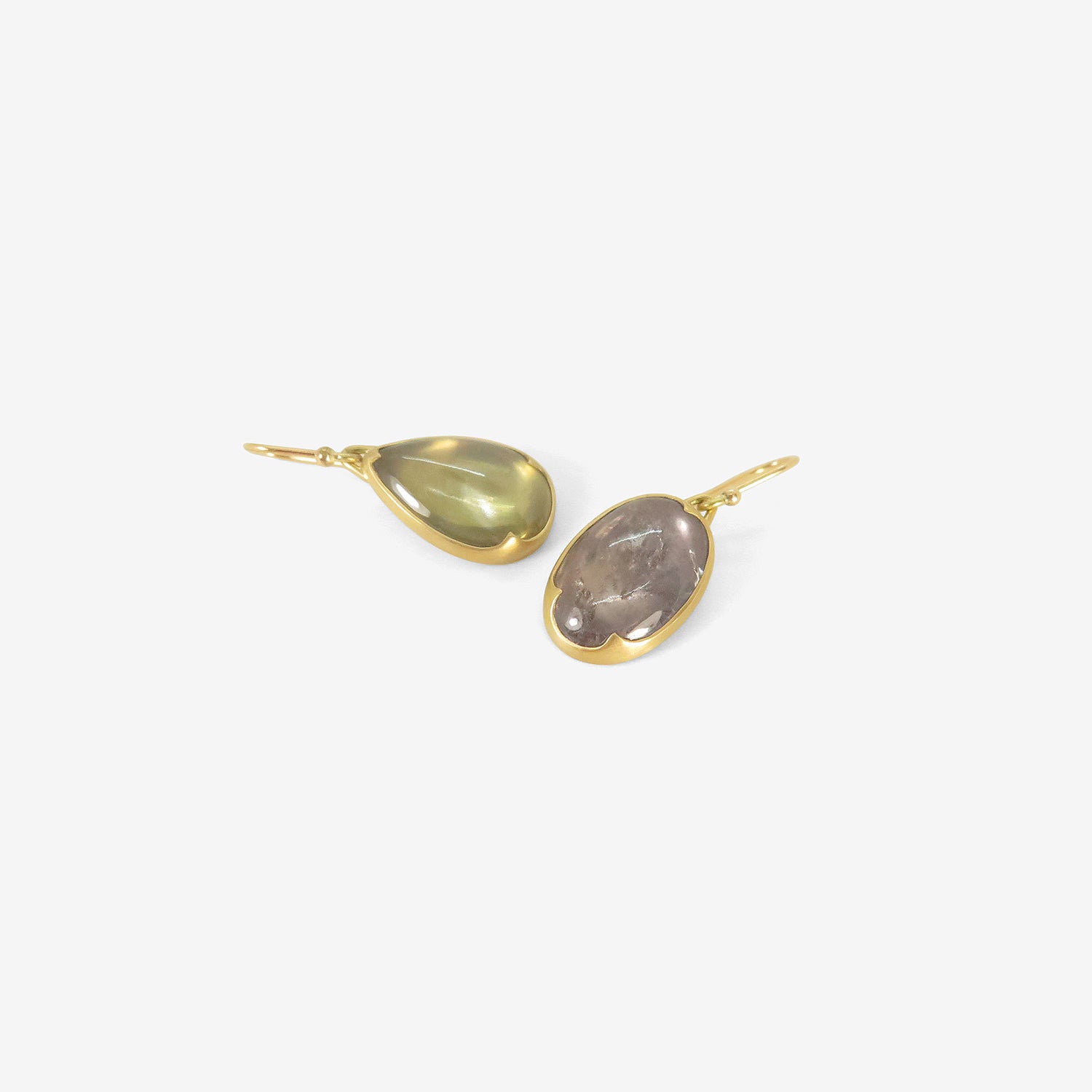GABRIELLA KISS 18K & GREEN/MAUVE SAPPHIRE MISMATCHED EARRINGS, 15.22CT