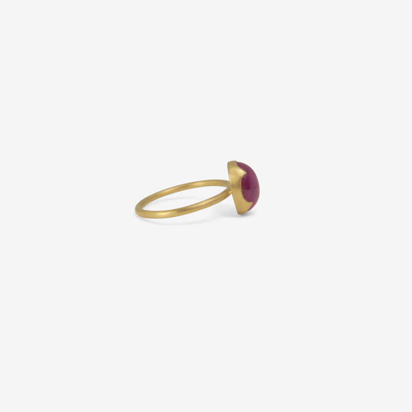 GABRIELLA KISS 18K & FINE OVAL RUBY CABOCHON RING, 3.36CT