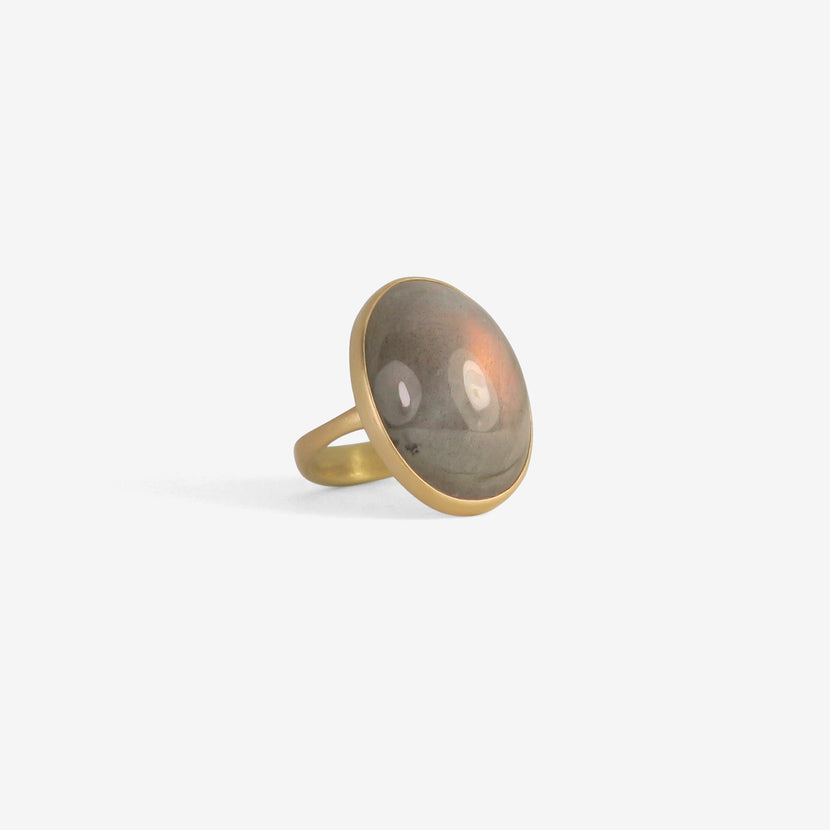 LOLA BROOKS 18K & OVAL DOVE GREY LABRADORITE RING, 20.69CT