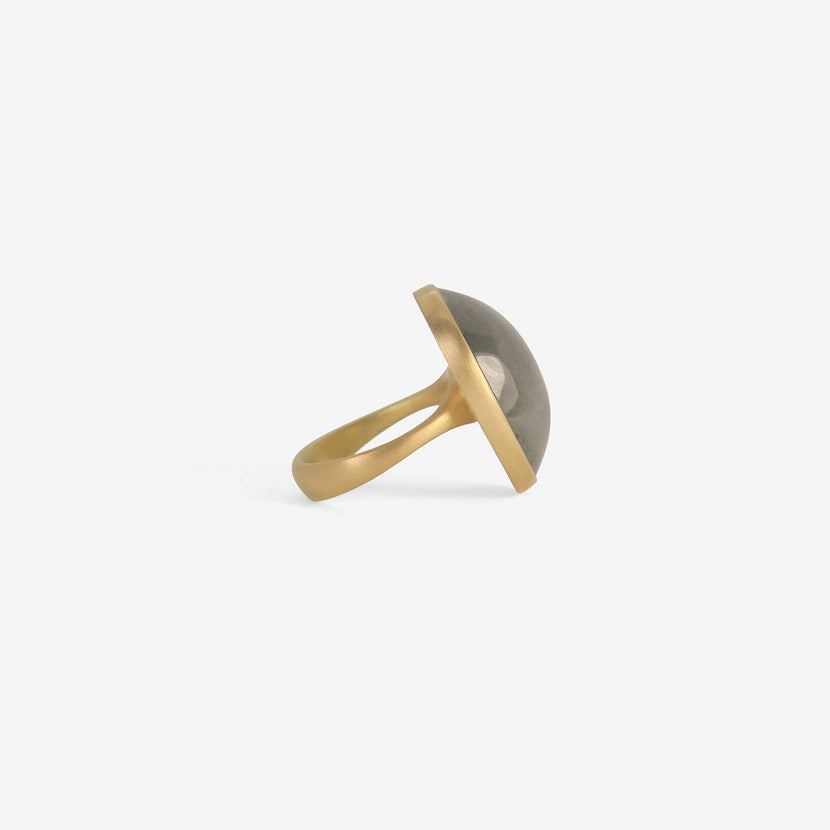 LOLA BROOKS 18K & OVAL DOVE GREY LABRADORITE RING, 20.69CT