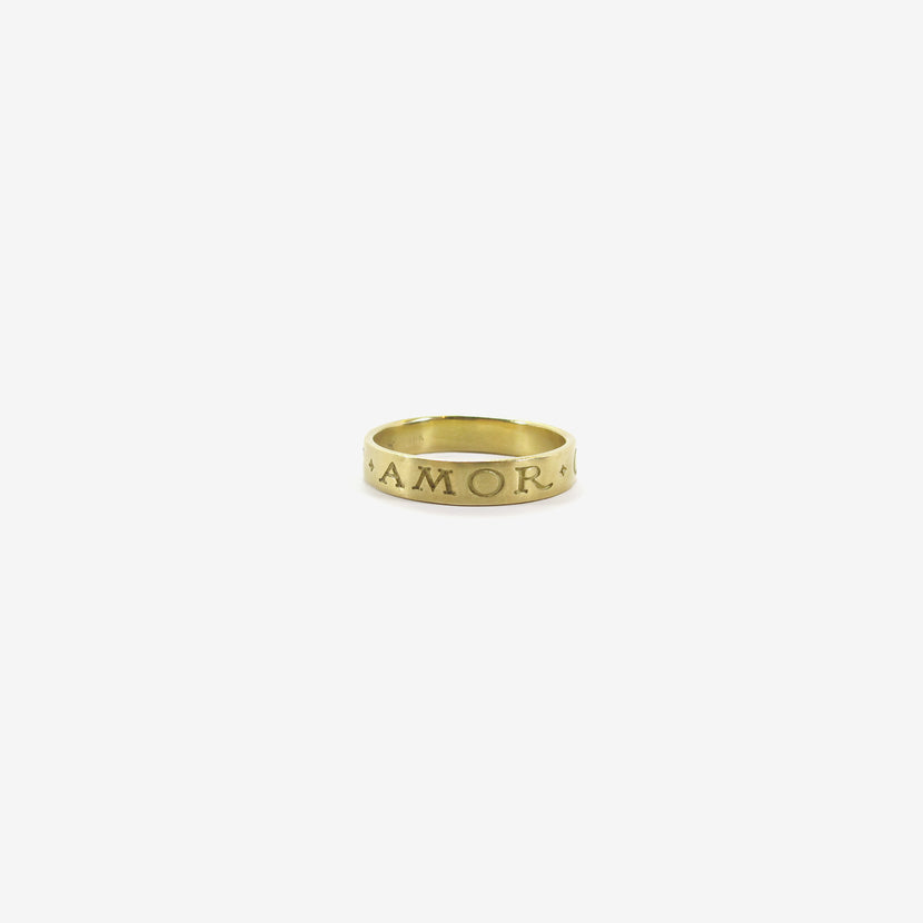 GABRIELLA KISS 18K LATIN INSCRIPTION BAND – “OMNIA VINCIT AMOR” – LOVE CONQUERS ALL, SIZE 6 1/4