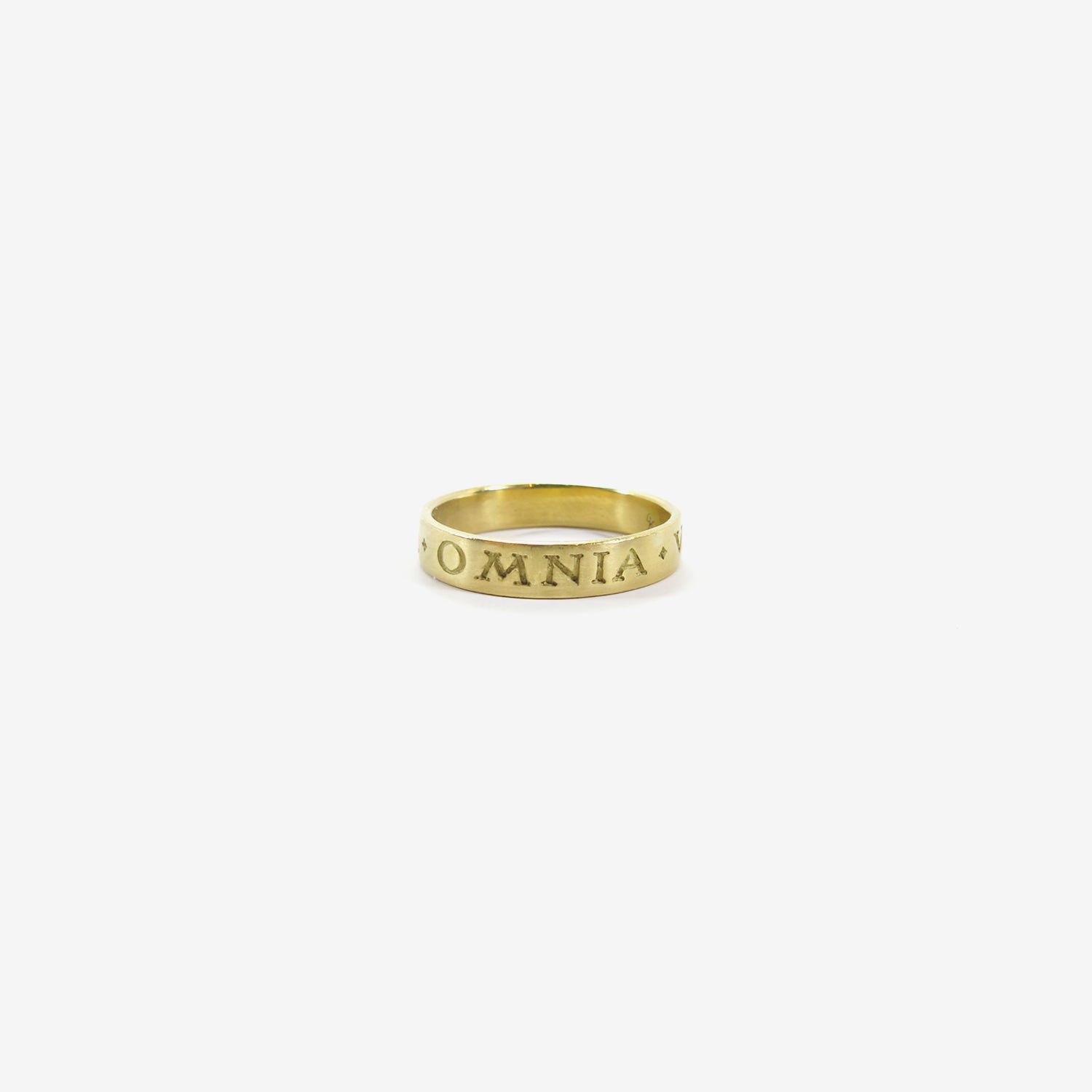 GABRIELLA KISS 18K LATIN INSCRIPTION BAND – “OMNIA VINCIT AMOR” – LOVE CONQUERS ALL, SIZE 6 1/4