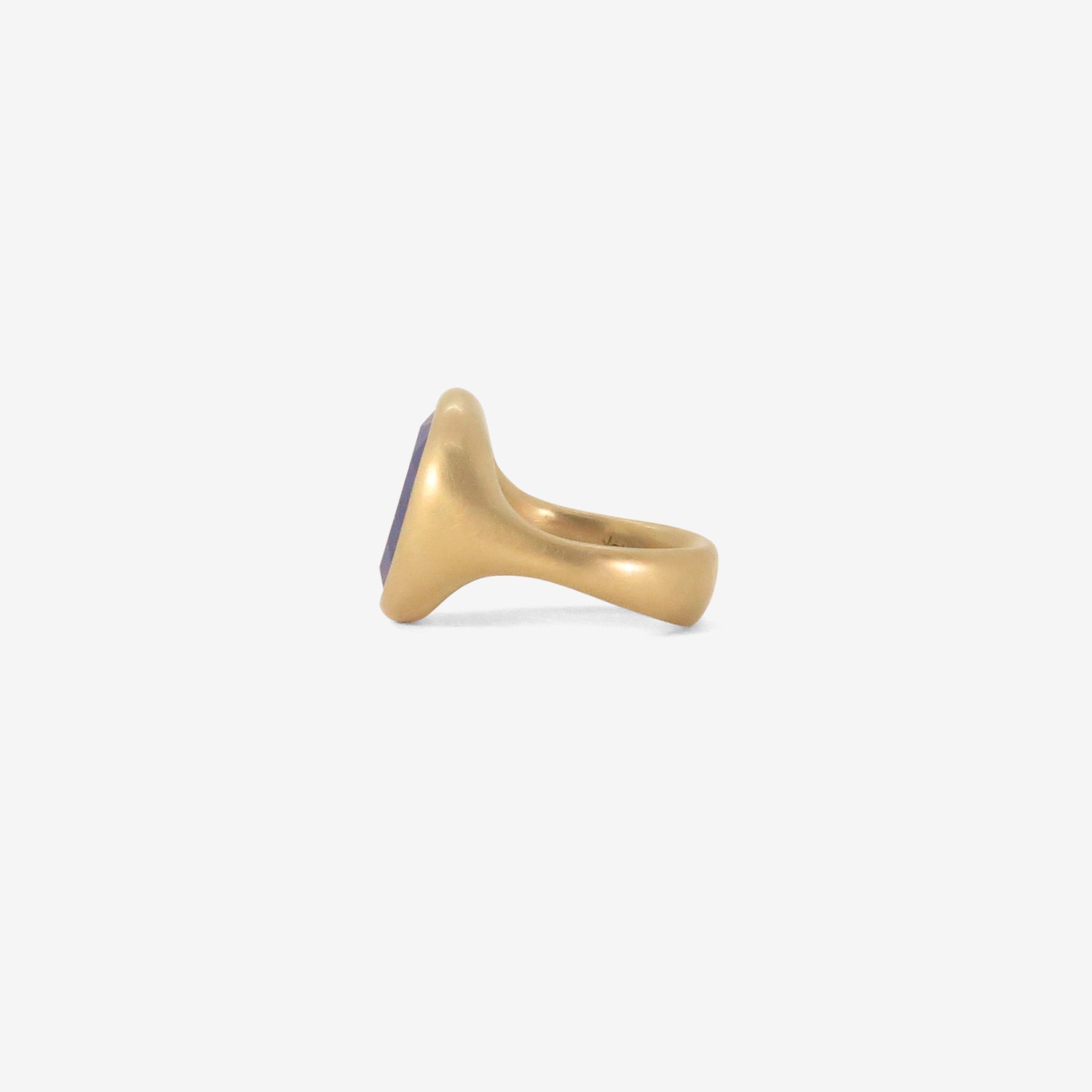 LOLA BROOKS 18K & LAPIS SIGNET RING, 5.76CT