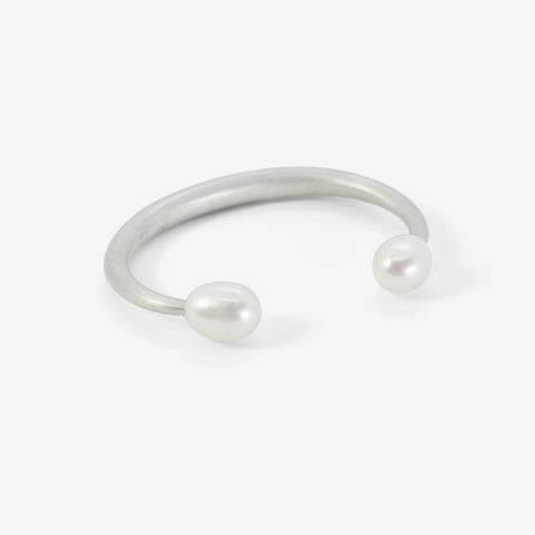 TED MUEHLING STERLING SILVER & WHITE FRESHWATER PEARL OPEN BANGLE