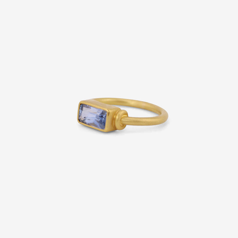 DENISE BETESH 20K & RECTANGULAR BLUE SAPPHIRE RING, SIZE 6 1/2