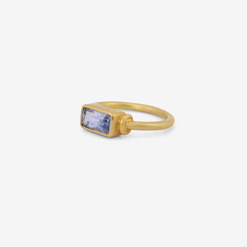 DENISE BETESH 20K & RECTANGULAR BLUE SAPPHIRE RING, SIZE 6 1/2