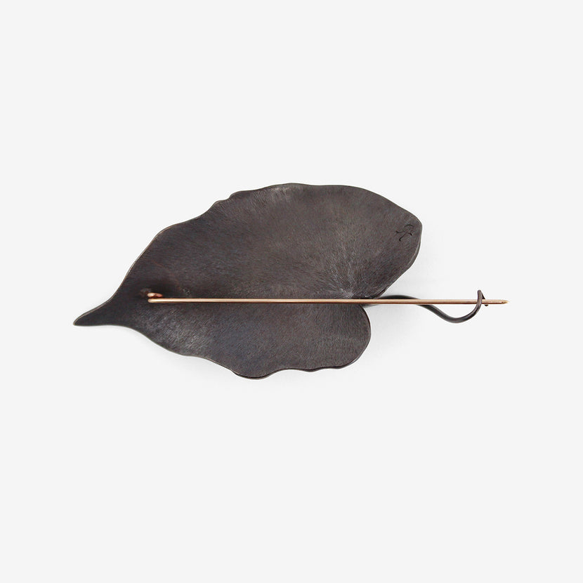 GABRIELLA KISS OXIDIZED BRONZE EPIMEDIUM LEAF PIN WITH 18K BEETLE