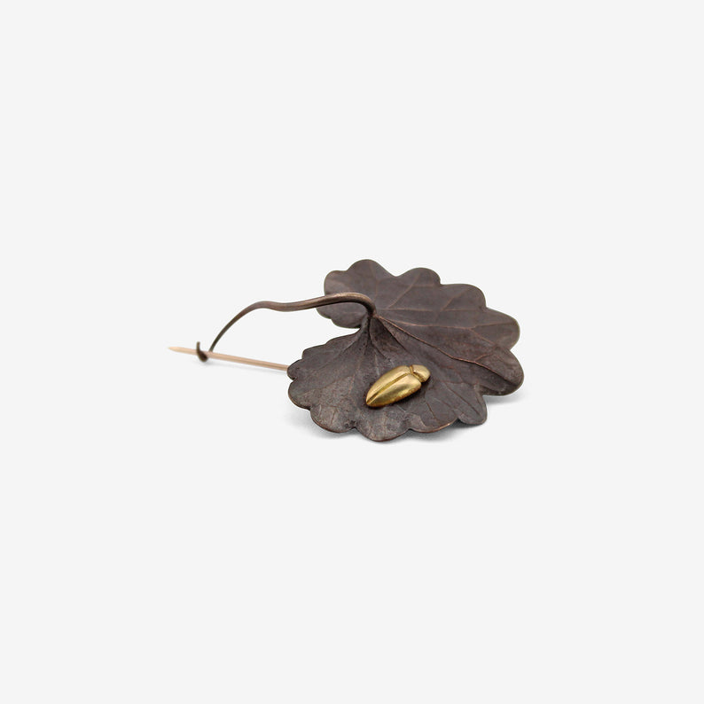 GABRIELLA KISS OXIDIZED BRONZE SCALLOP LEAF PIN WITH 18K BEETLE
