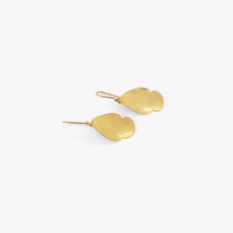 GABRIELLA KISS 18K MEDIUM PEAR-SHAPED HAMMERED SCALLOP EARRINGS