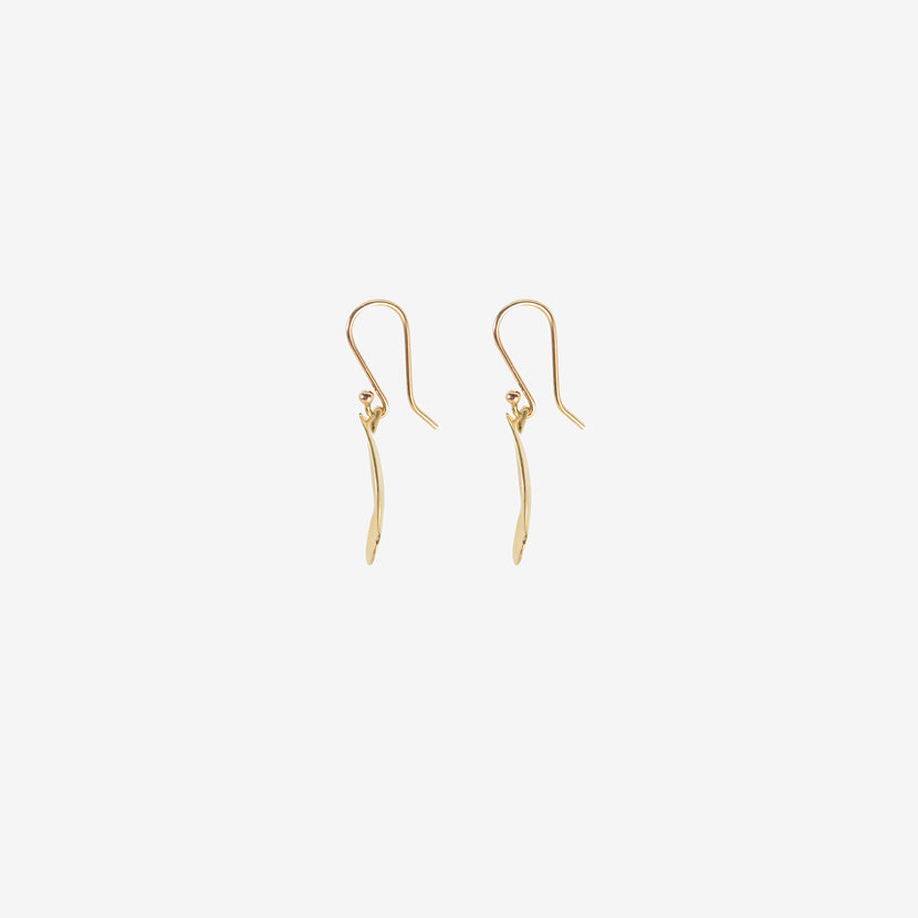 GABRIELLA KISS 18K MEDIUM PEAR-SHAPED HAMMERED SCALLOP EARRINGS