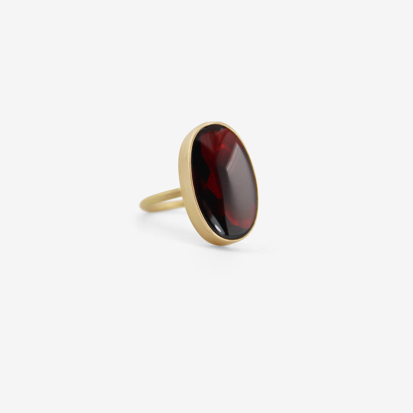 GABRIELLA KISS 18K & LARGE OVAL BUFF-TOP ALMANDINE GARNET RING, 10.53CT