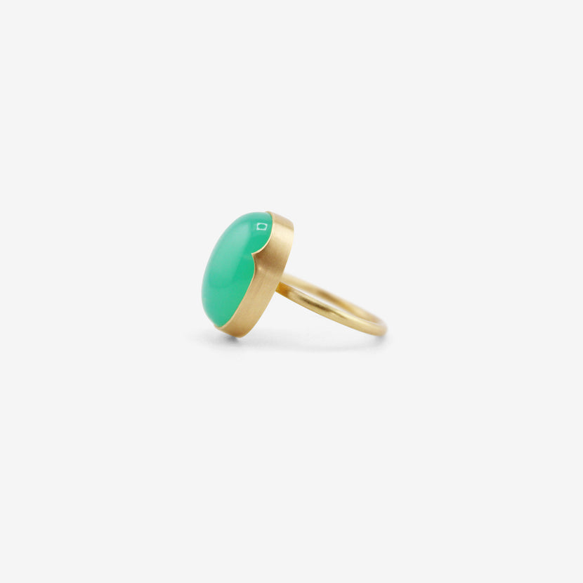 GABRIELLA KISS 18K & LARGE OVAL CHRYSOPRASE RING, 13.08CT