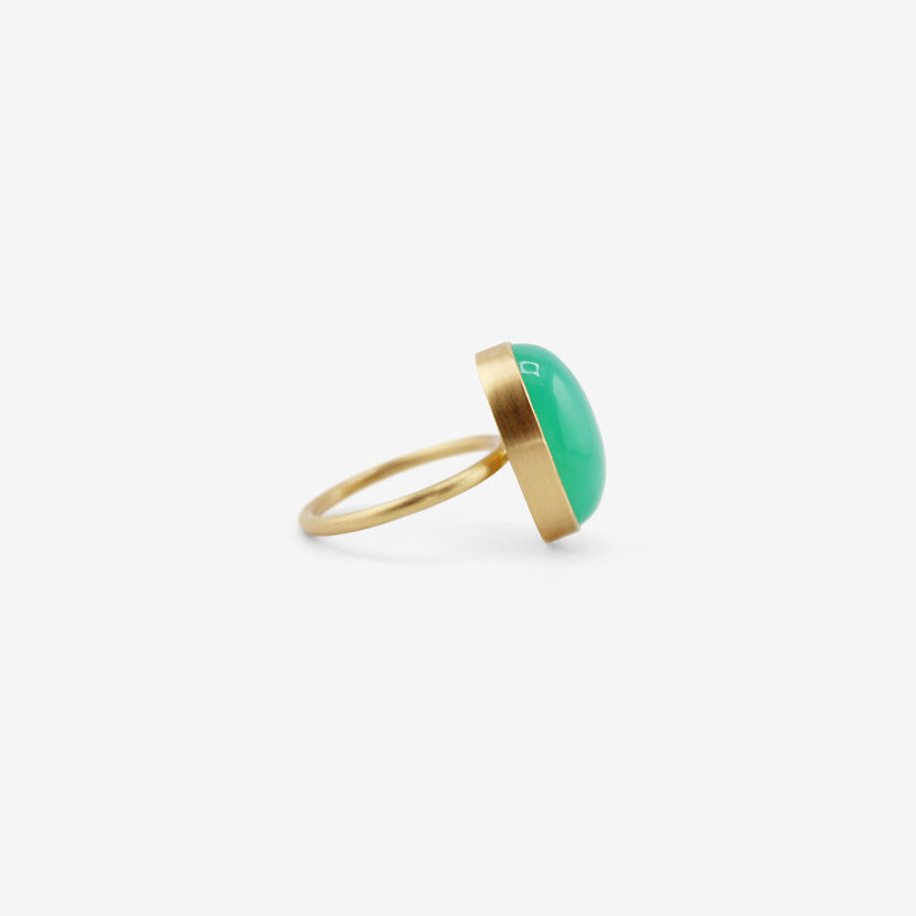 GABRIELLA KISS 18K & LARGE OVAL CHRYSOPRASE RING, 13.08CT