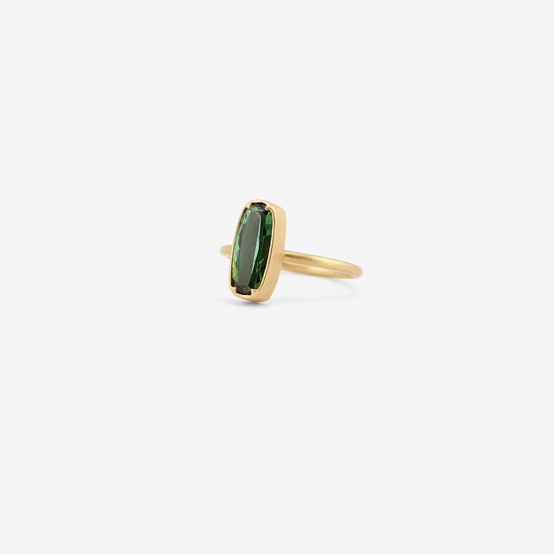 GABRIELLA KISS 18K & LOZENGE-SHAPED FACETED GREEN TOURMALINE RING, 2.7CT