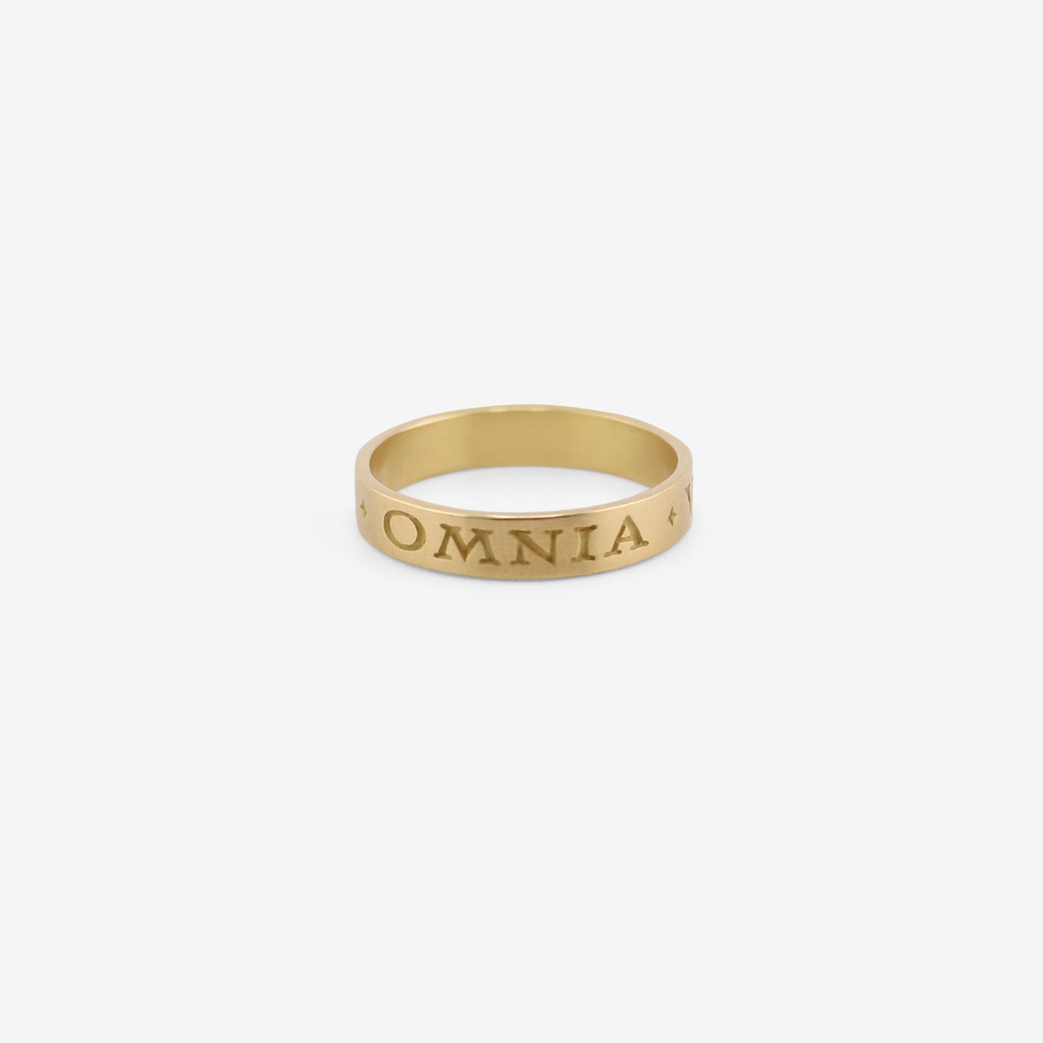GABRIELLA KISS 18K LATIN INSCRIPTION BAND – “OMNIA VINCIT AMOR” – LOVE CONQUERS ALL, SIZE 10 1/4