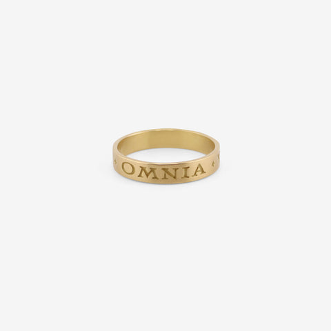 GABRIELLA KISS 18K LATIN INSCRIPTION BAND – “OMNIA VINCIT AMOR” – LOVE CONQUERS ALL, SIZE 10 1/4