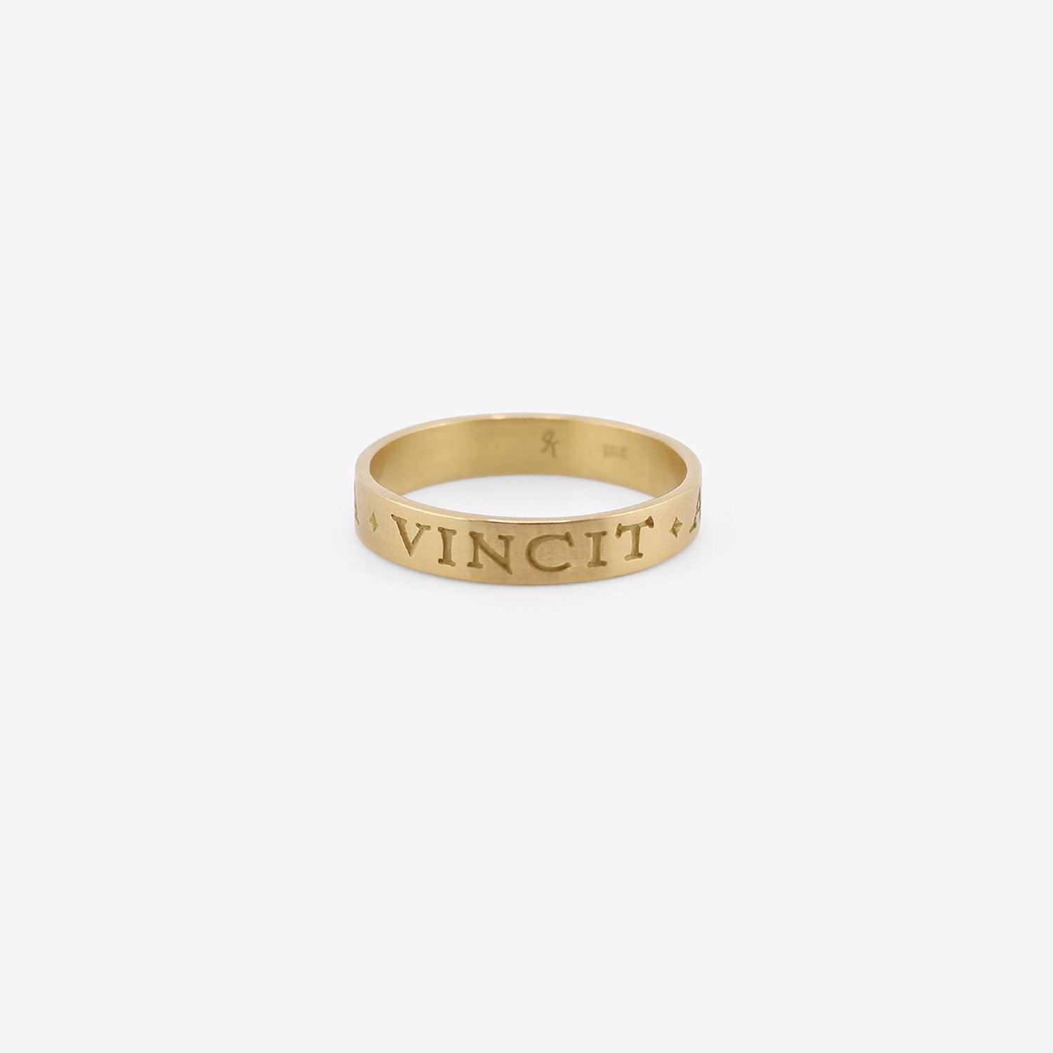 GABRIELLA KISS 18K LATIN INSCRIPTION BAND – “OMNIA VINCIT AMOR” – LOVE CONQUERS ALL, SIZE 10 1/4