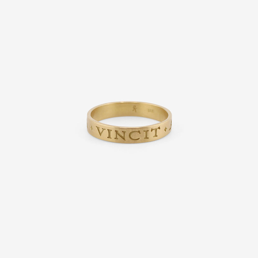 GABRIELLA KISS 18K LATIN INSCRIPTION BAND – “OMNIA VINCIT AMOR” – LOVE CONQUERS ALL, SIZE 10 1/4