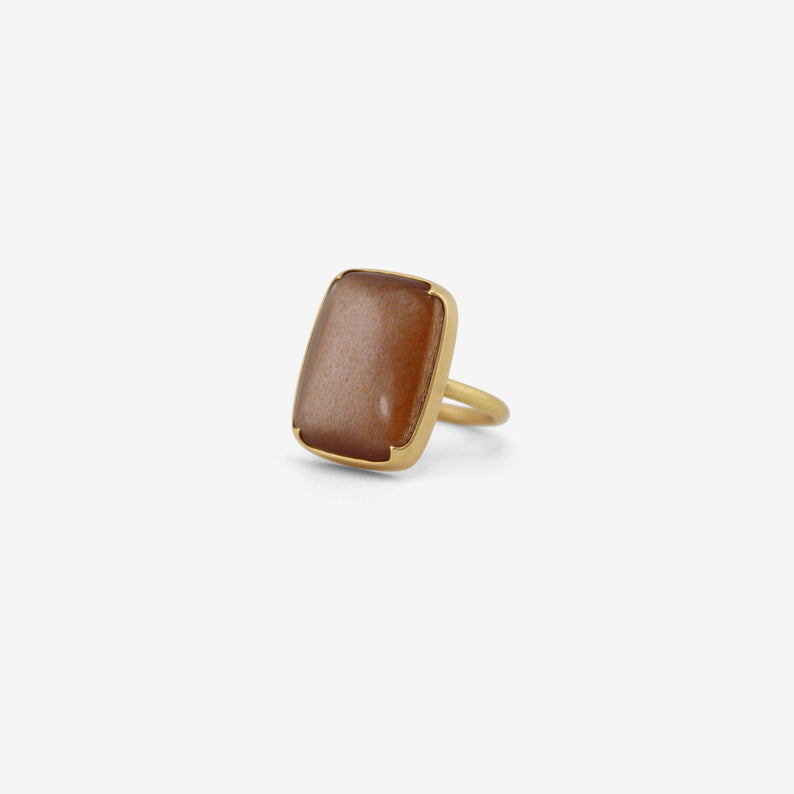 GABRIELLA KISS 18K & RECTANGULAR PEACHY MOONSTONE RING