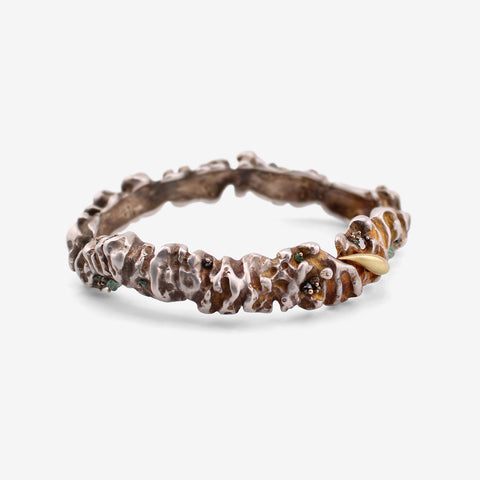 GABRIELLA KISS STERLING SILVER ELK RUFFLE BANGLE WITH EMERALDS, DIAMONDS & 18K SLUG