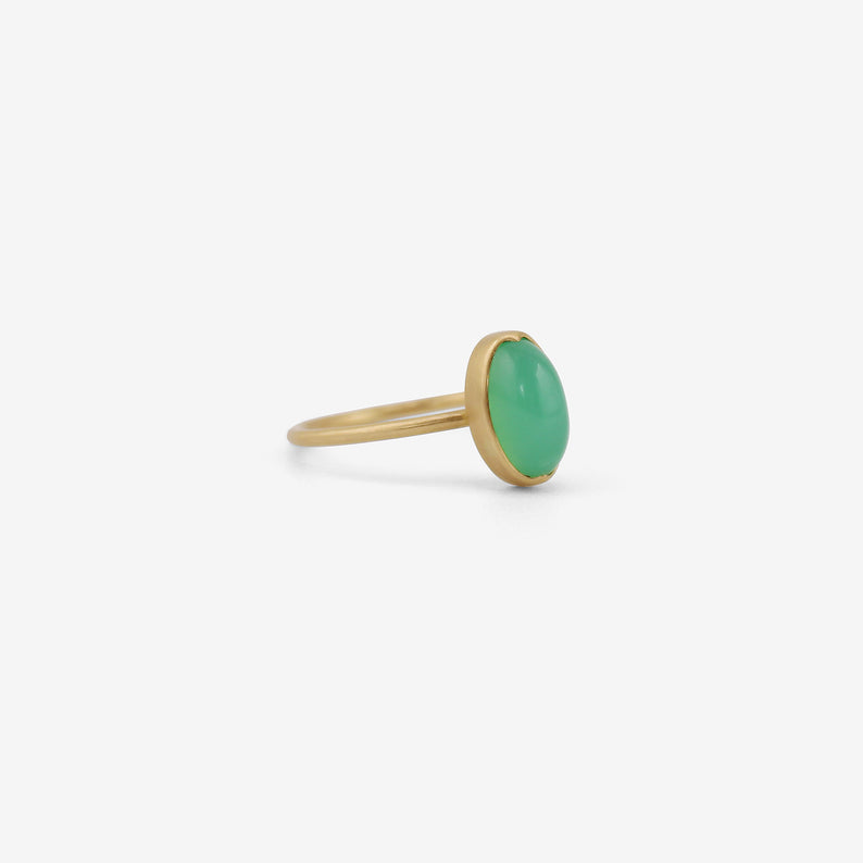 GABRIELLA KISS 18K & SMALL OVAL CHRYSOPRASE RING, 1.9CT