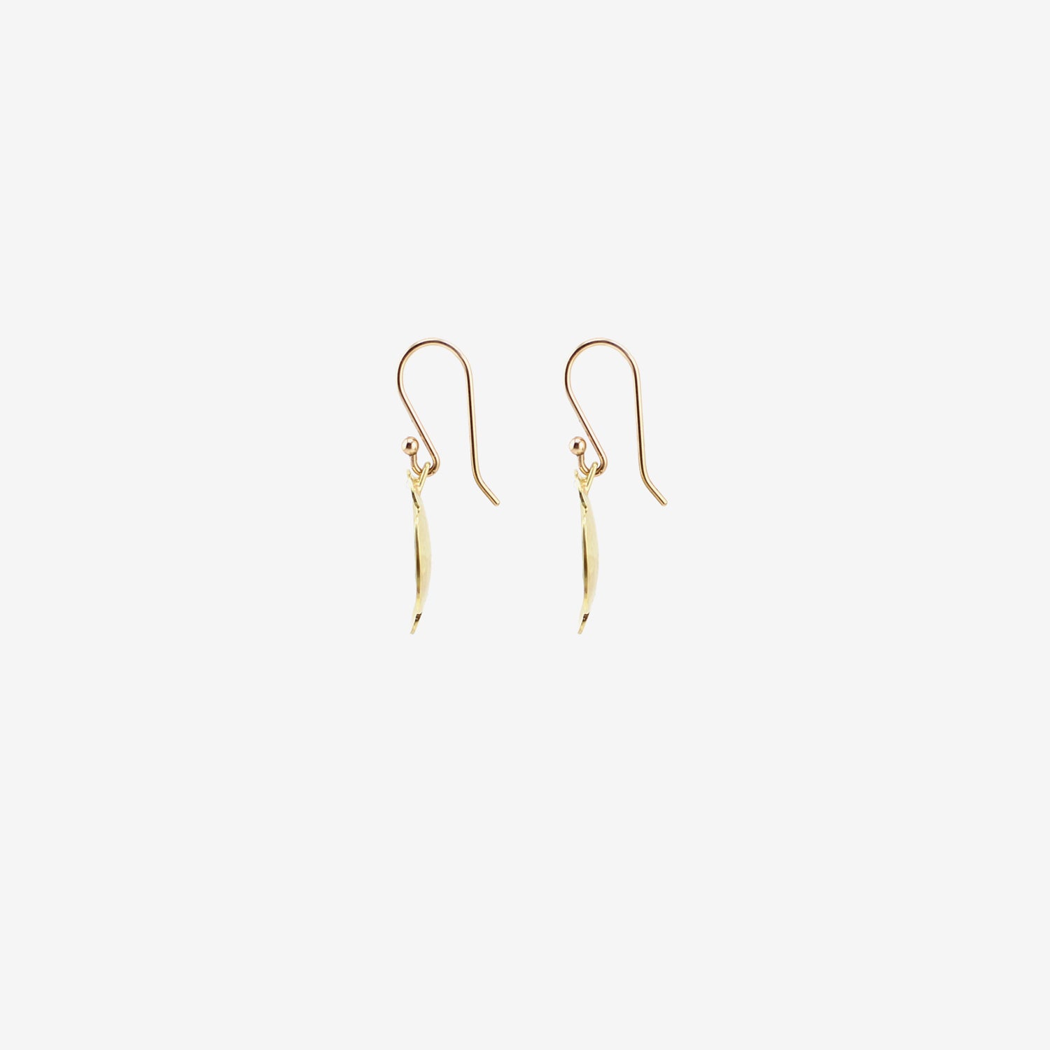 GABRIELLA KISS 18K SMALL OVAL HAMMERED SCALLOP EARRINGS