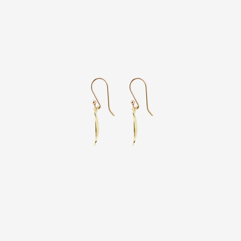 GABRIELLA KISS 18K SMALL OVAL HAMMERED SCALLOP EARRINGS