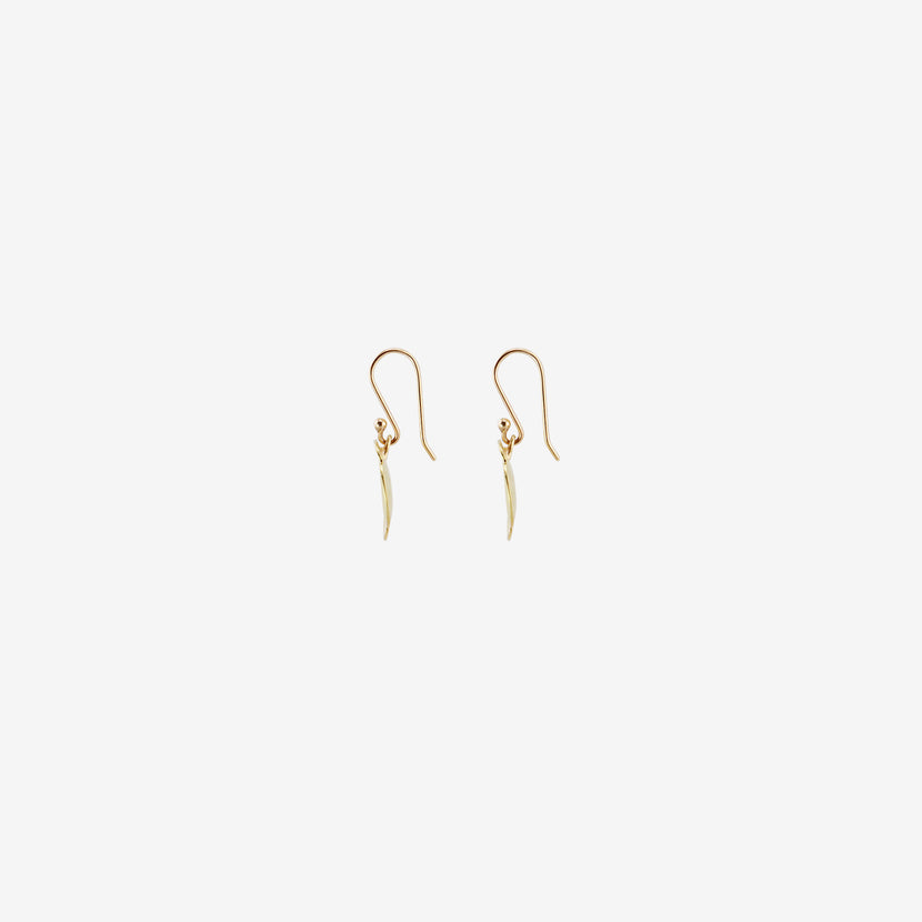 GABRIELLA KISS 18K SMALL OVAL HAMMERED SCALLOP EARRINGS