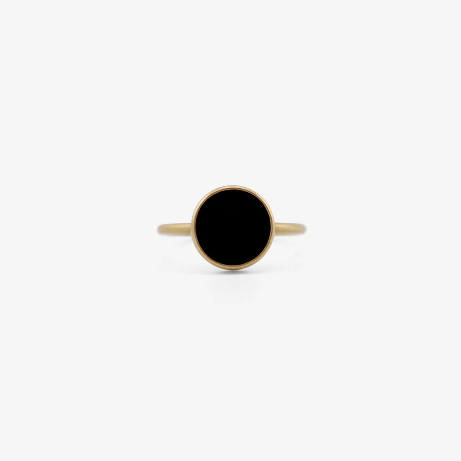 GABRIELLA KISS 18K & SMALL ROUND ONYX SLAB RING