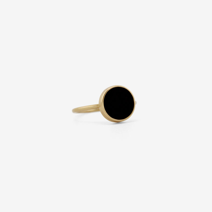GABRIELLA KISS 18K & SMALL ROUND ONYX SLAB RING