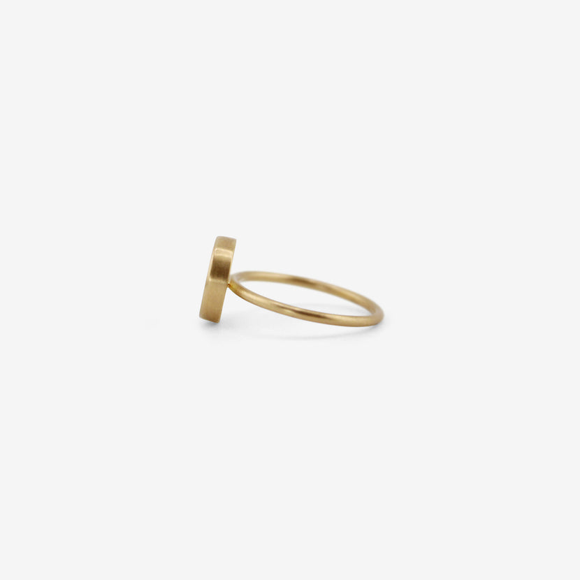 GABRIELLA KISS 18K & SMALL ROUND ONYX SLAB RING