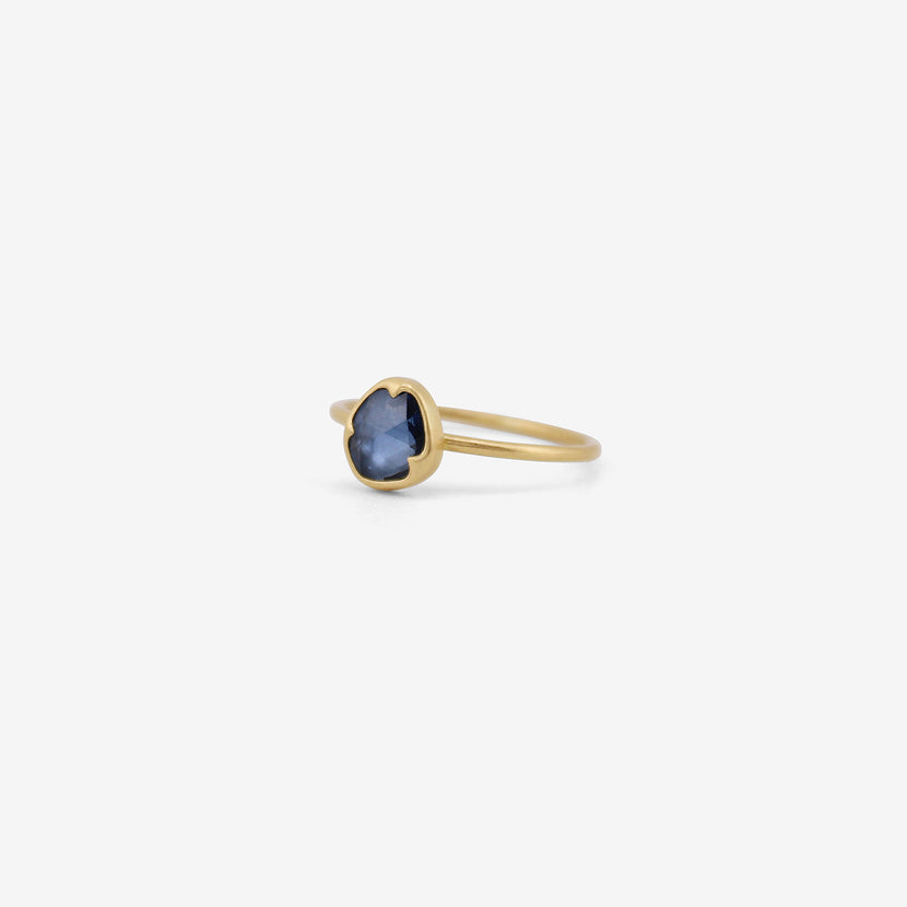 GABRIELLA KISS 18K & WONKY ROSE-CUT BLUE SAPPHIRE RING, 1.18CT