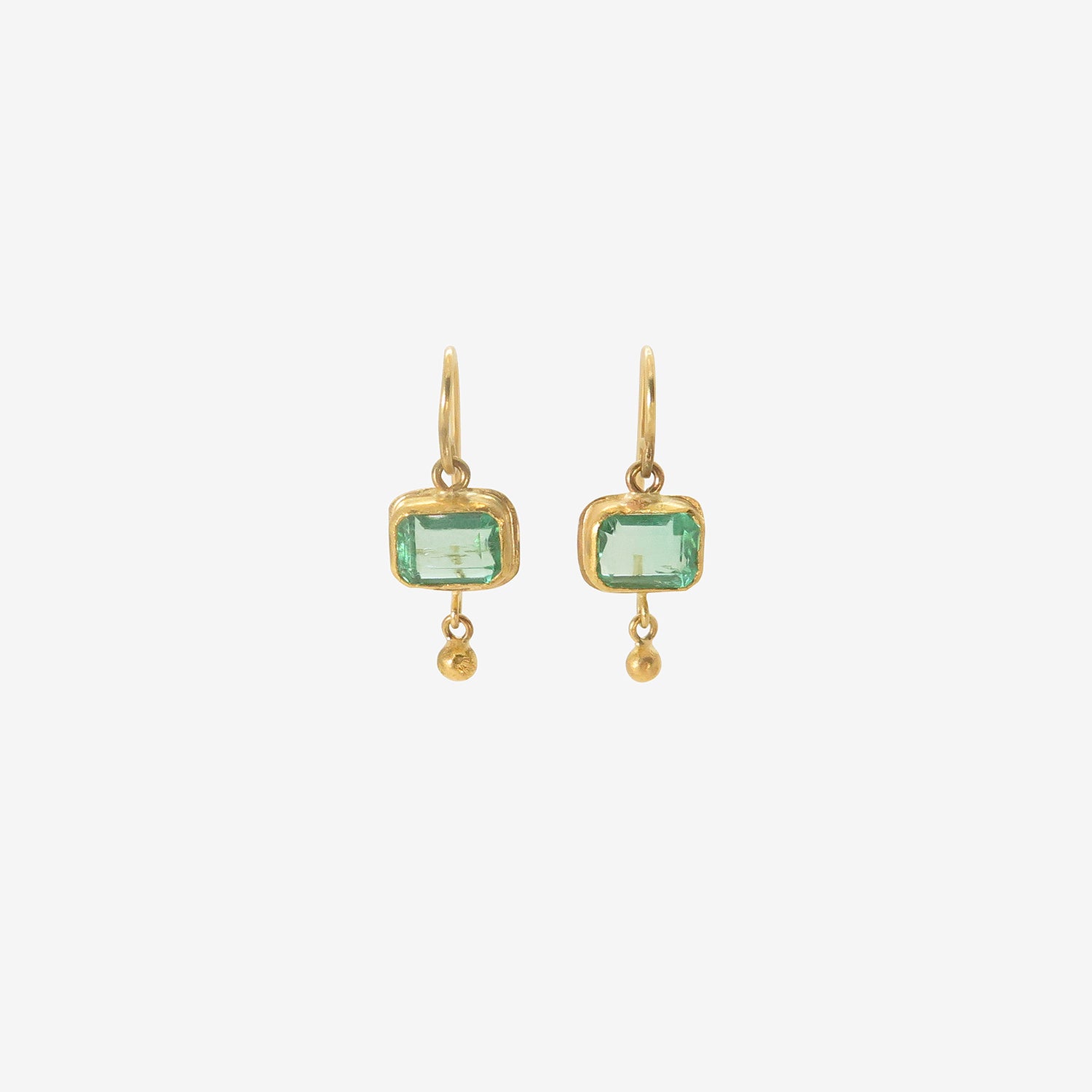 JUDY GEIB 18K & RECTANGULAR COLOMBIAN EMERALD SINGLE DROP EARRINGS WITH 22K DROPS, 3.34CT