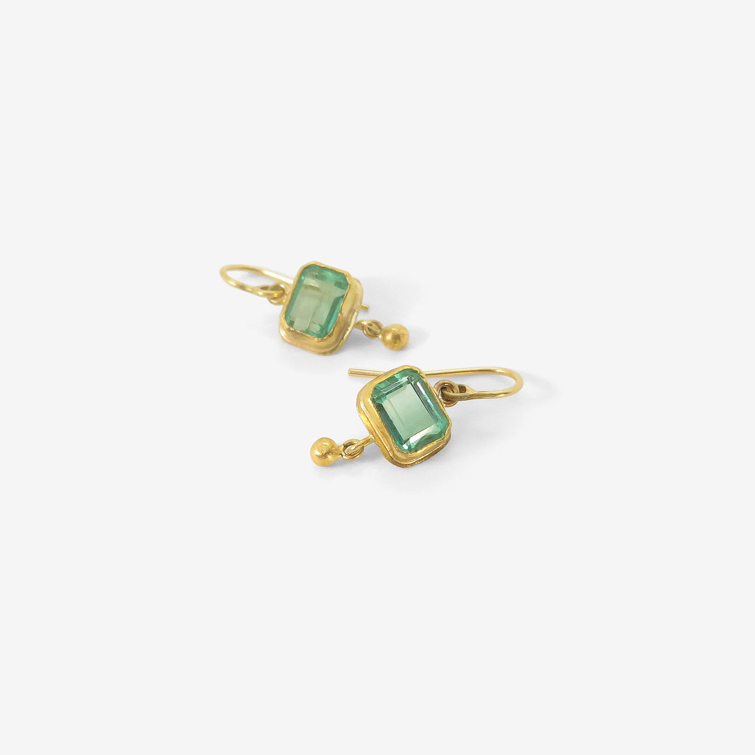 JUDY GEIB 18K & RECTANGULAR COLOMBIAN EMERALD SINGLE DROP EARRINGS WITH 22K DROPS, 3.34CT