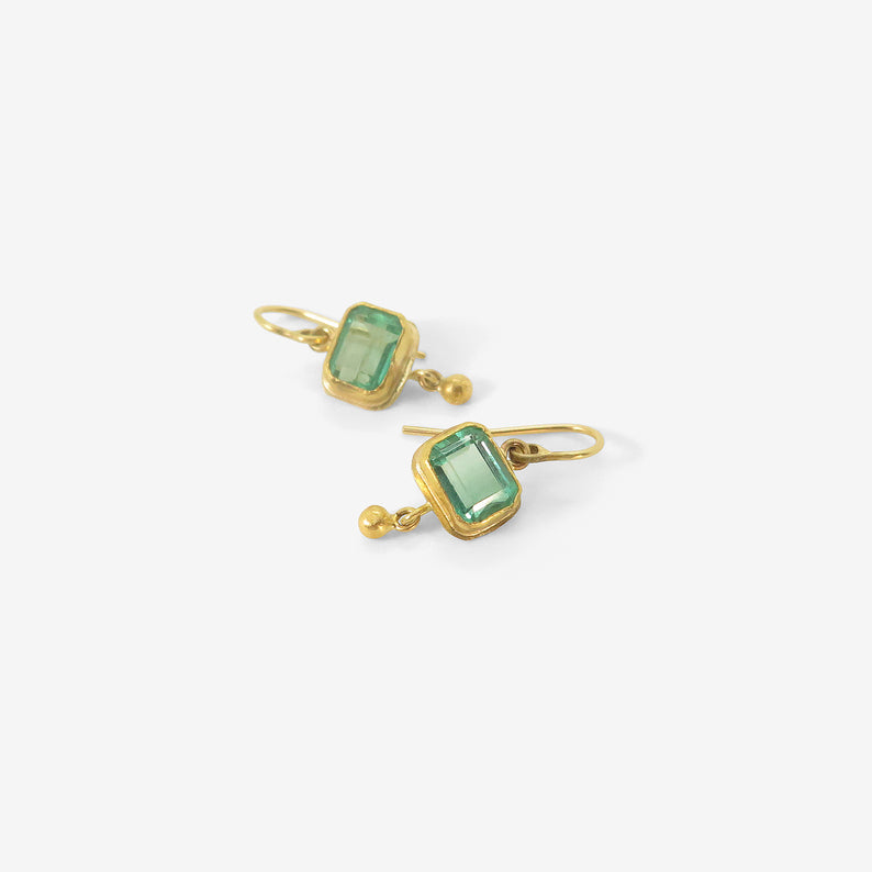 JUDY GEIB 18K & RECTANGULAR COLOMBIAN EMERALD SINGLE DROP EARRINGS WITH 22K DROPS, 3.34CT
