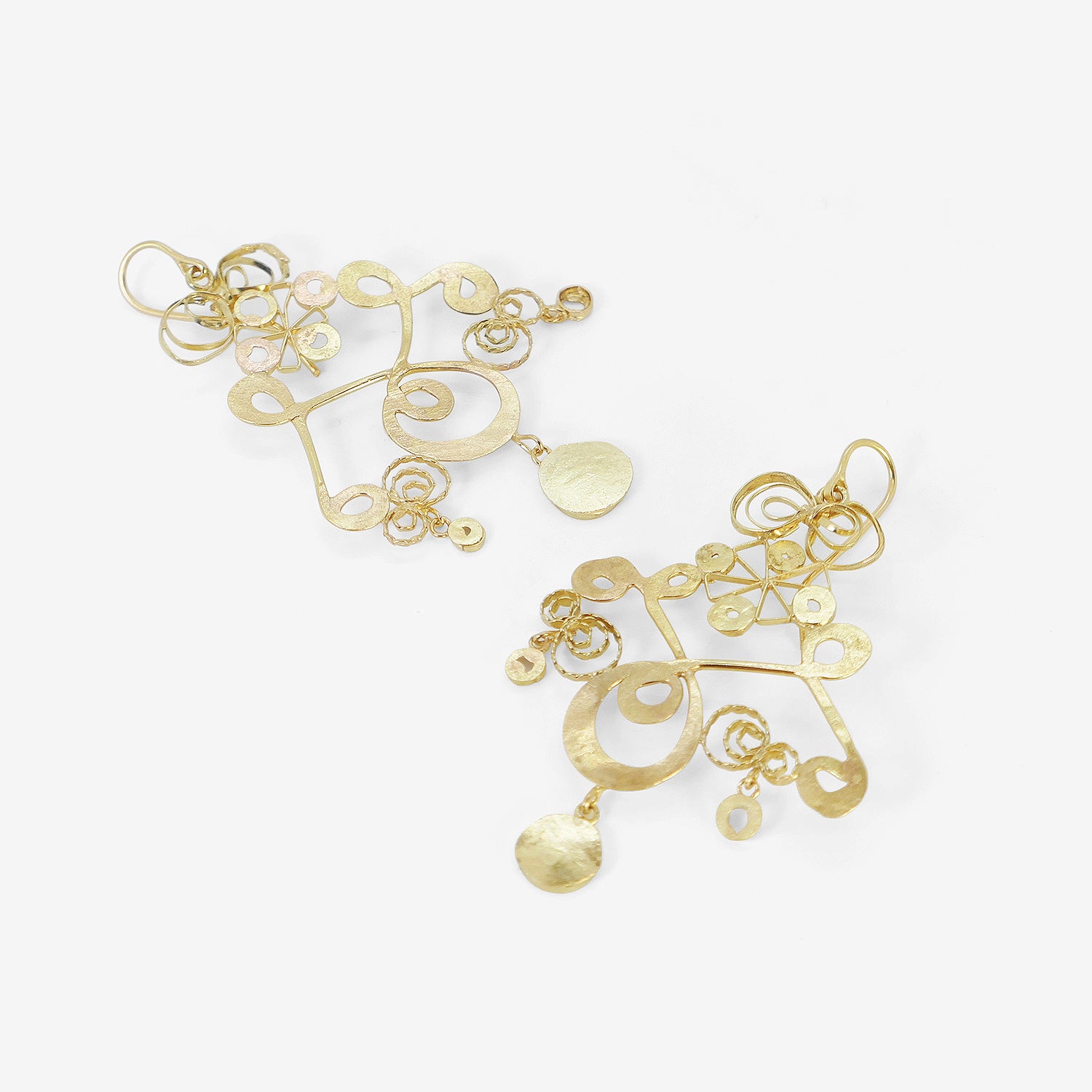 JUDY GEIB 18K SCRIBBLY STUDIO SWEEP EARRINGS