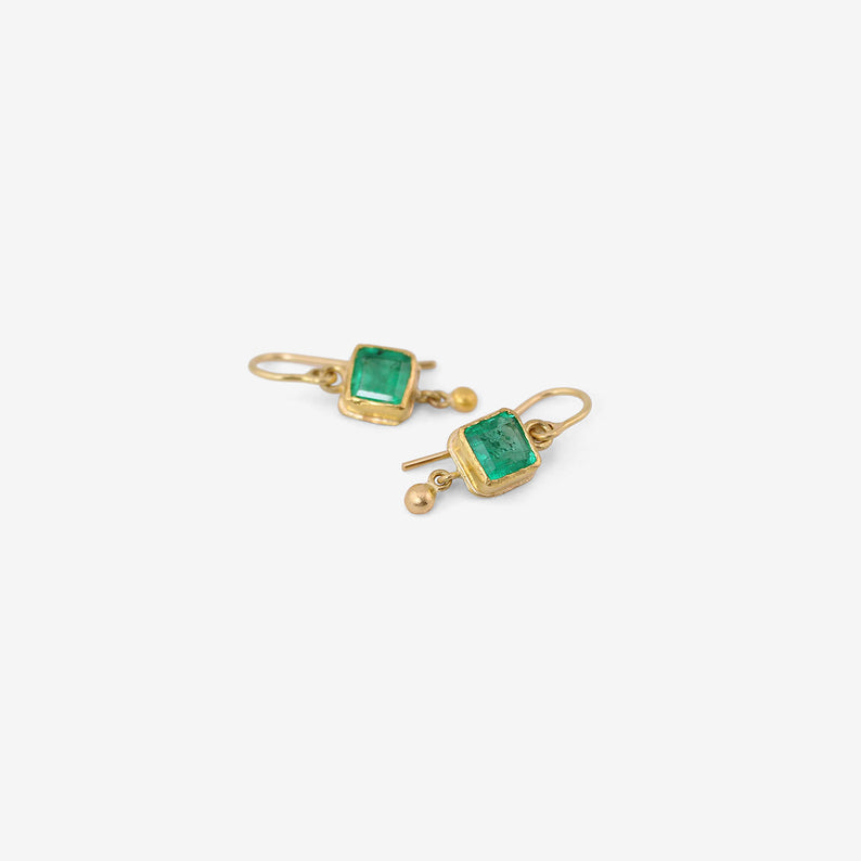 JUDY GEIB 18K & SQUARE COLOMBIAN EMERALD SINGLE DROP EARRINGS WITH 22K DROPS, 1.92CT