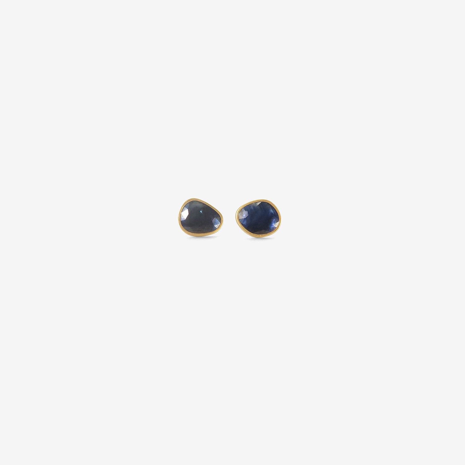 LOLA BROOKS 18K & BLUE SAPPHIRE SEQUIN PEBBLE STUDS, 1.76CT